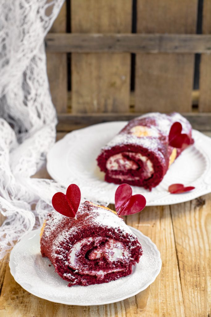rotolo red velvet con cuori, crema al cioccolato bianco, idea per san valentino