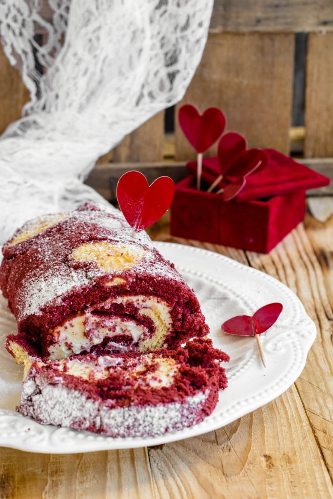 rotolo red velvet con cuori, crema al cioccolato bianco, idea per san valentino
