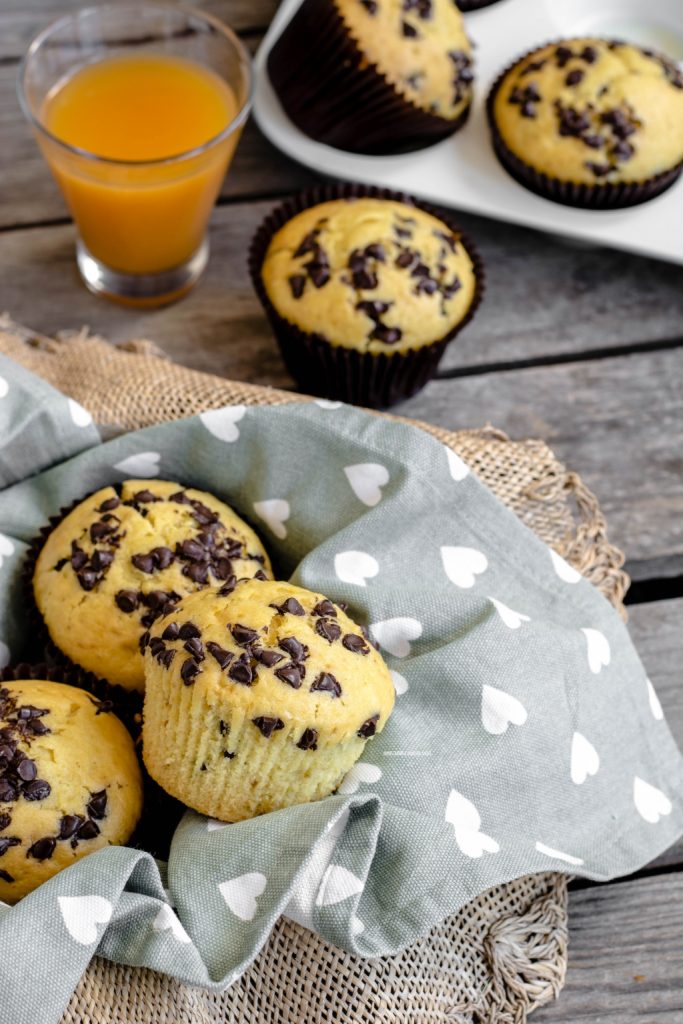 muffin al succo di frutta con gocce di cioccolato fondente