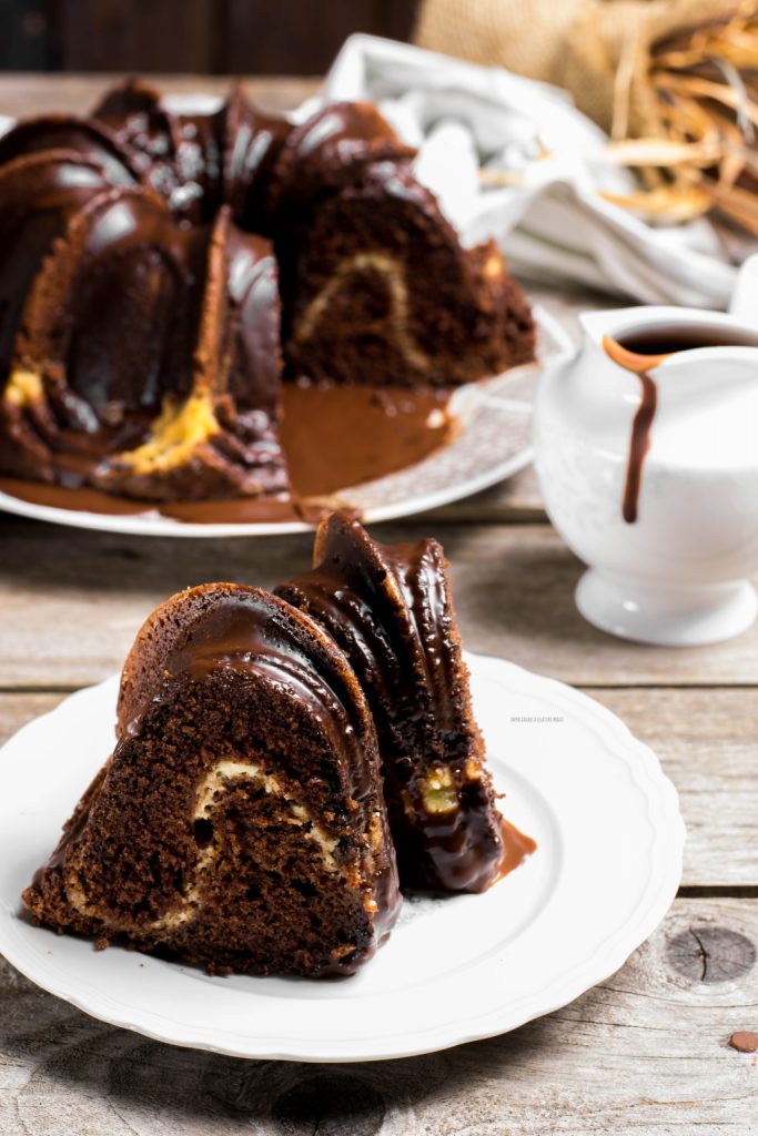 bundt cake al cioccolato con variegatura alla crema cheesecake
