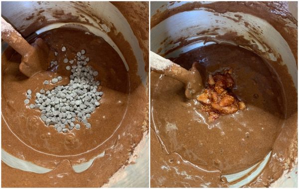 preparazione torta al cacao con fichi e gocce di cioccolato